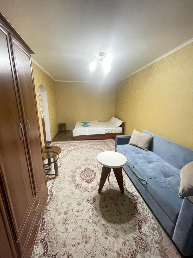 Квартира Рядом Арбата, Гоголя 92 Alma-Ata Buitenkant foto